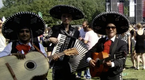 2 gitaren met zang percussie