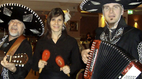 Mariachi ensemble tijdens het diner op je feest