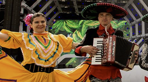 Mariana en Carlos spelen mariachi muziek